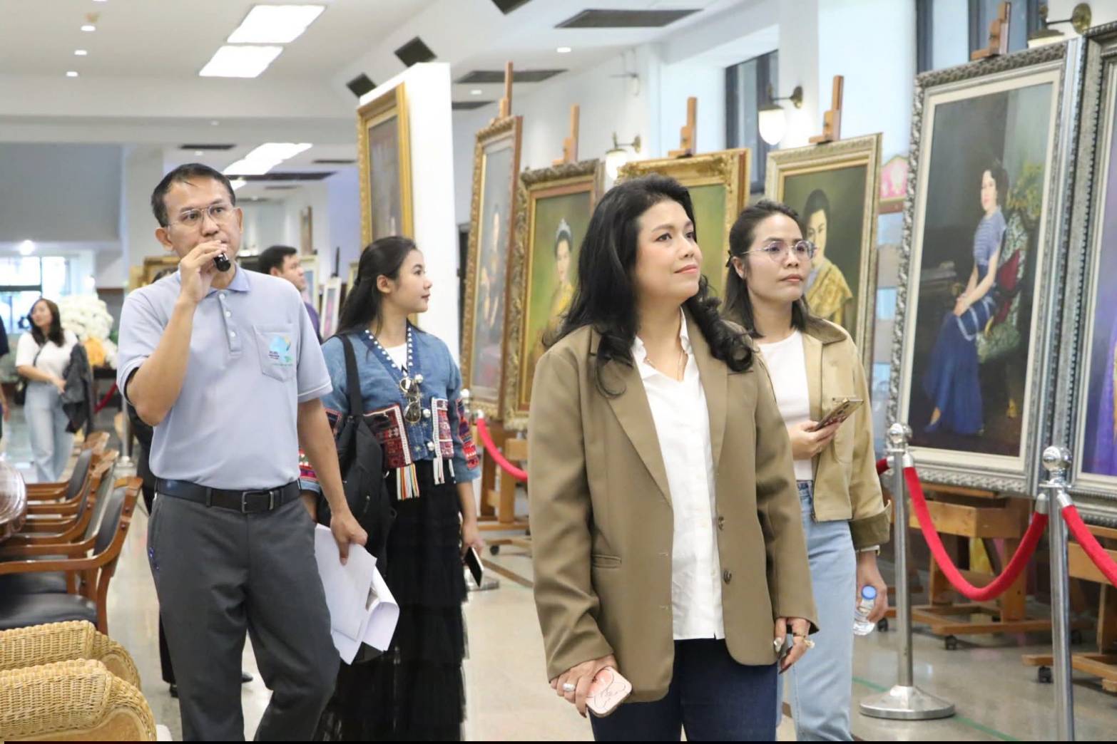 title - ผอ.ศพส. ให้การต้อนรับ คณะนักศึกษาโครงการรัฐประศาสนศาสตรมหาบัณฑิต รุ่นที่ 18 มหาวิทยาลัยรามคำแหง เข้าเยี่ยมชมแผนกฝึกอบรมทั้ง 12 แผนก และพื้นที่ภายในศูนย์ส่งเสริมและพัฒนาอาชีพเสริมนอกภาคการเกษตร